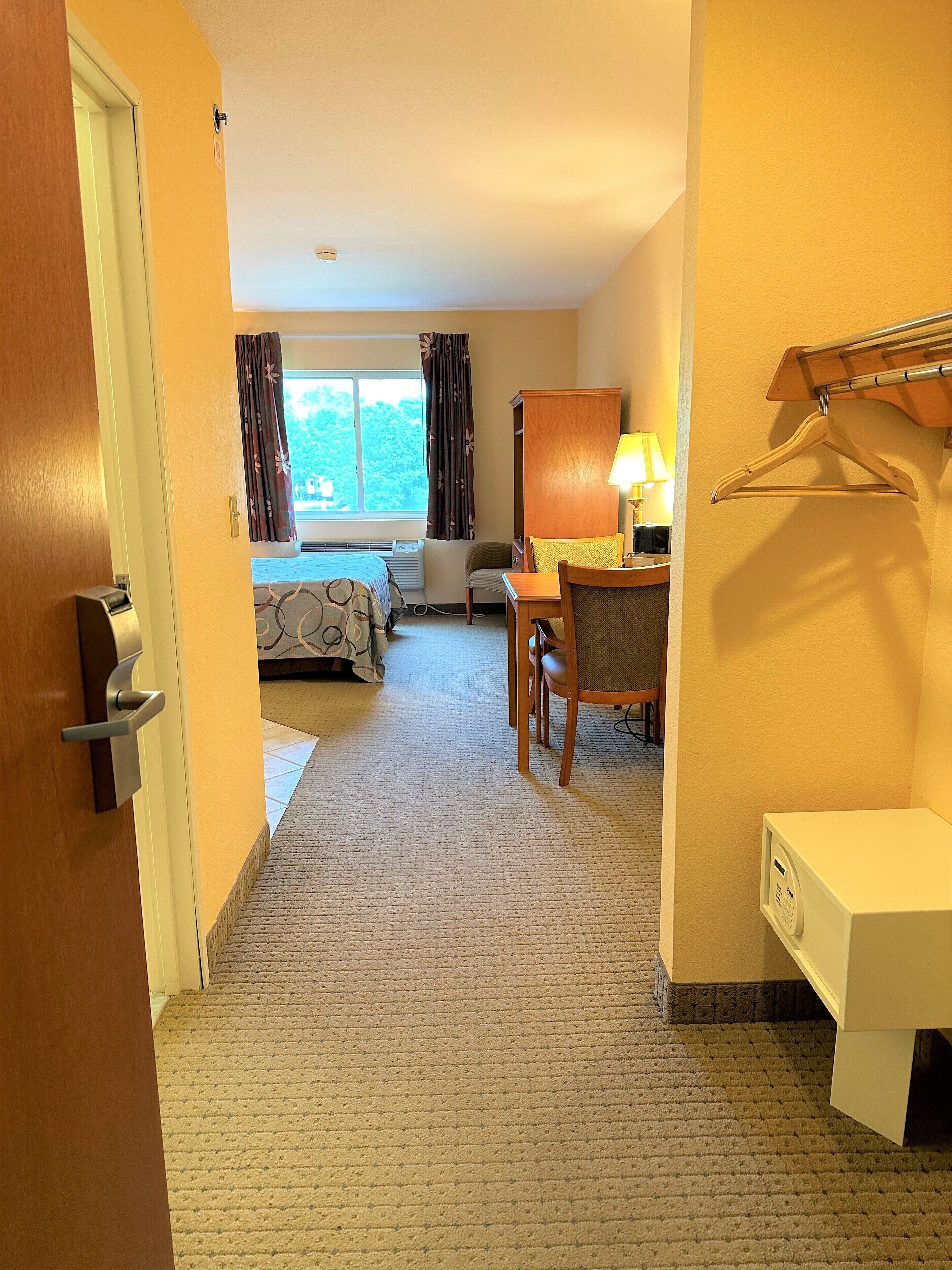 Standard Room, 1 Queen Bed | Desk, blackout drapes, iron/ironing board (on request), cribs (free)