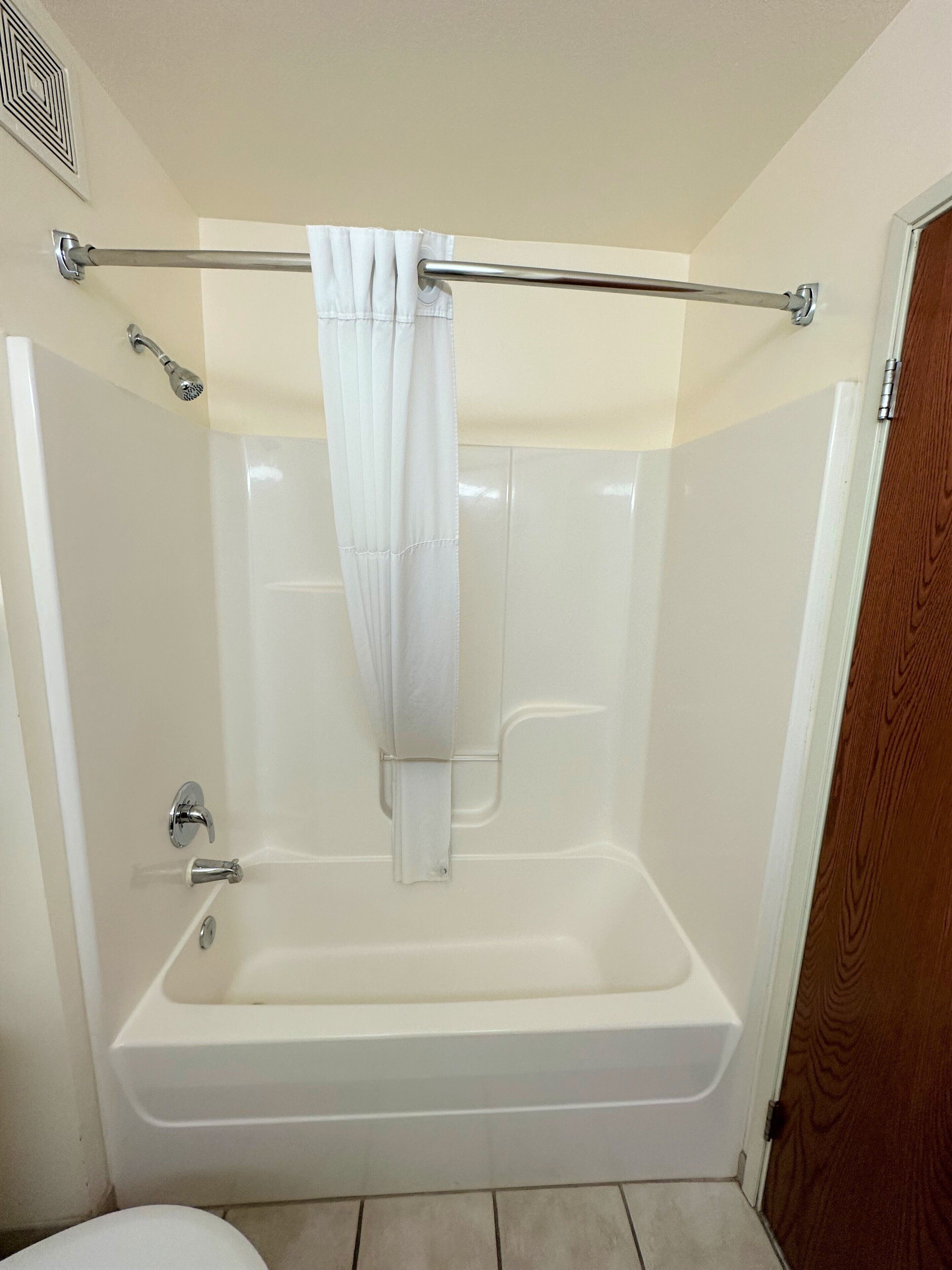 Combined shower/bathtub, free toiletries, hair dryer, towels