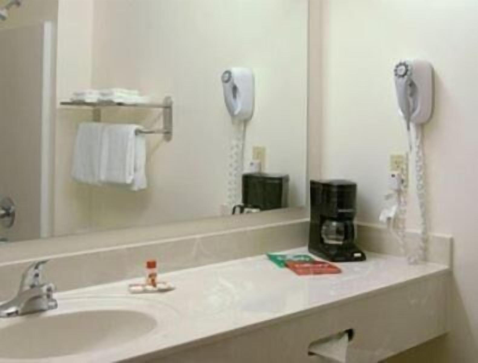 Bathroom | Combined shower/tub, free toiletries, hair dryer, towels