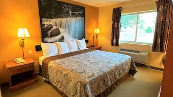 Rom – standard, 1 kingsize-seng, tilgjengelighetstilpasset | Skrivebord, blendingsgardiner og strykejern/-brett