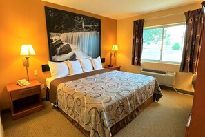 Habitación estándar, 1 cama de matrimonio grande, accesible para personas con discapacidad | Escritorio, cortinas opacas, tabla de planchar con plancha
