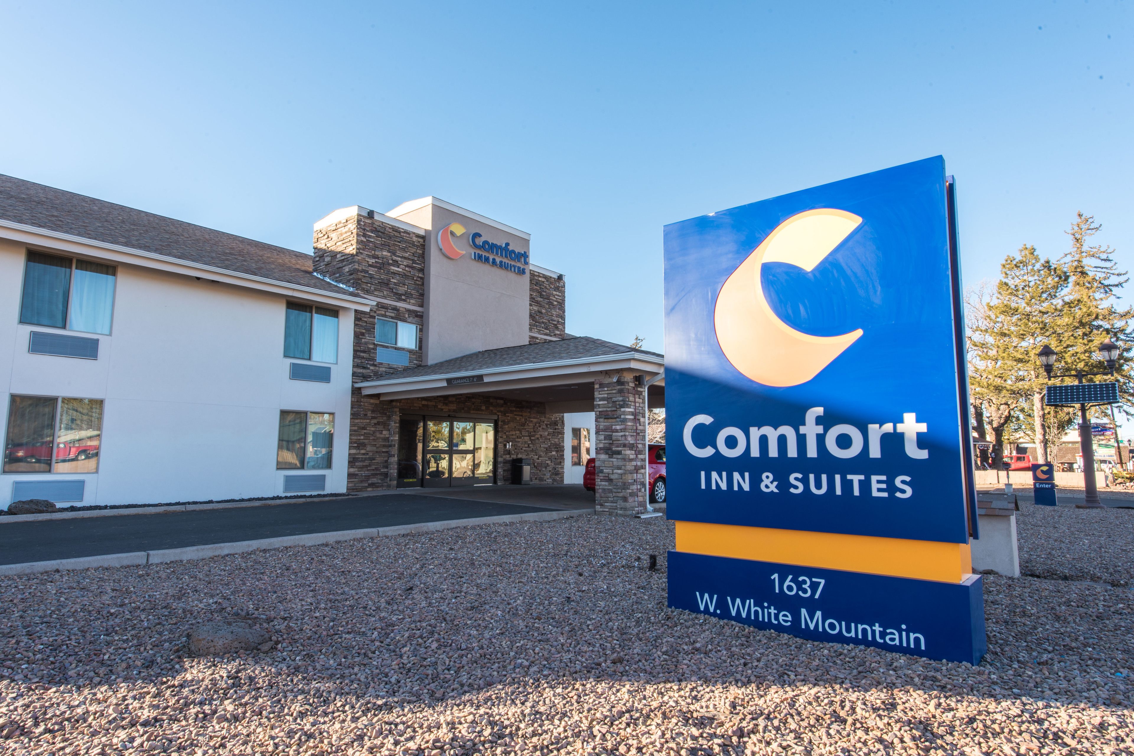 A Comfort Inn & Suites sign with the address 1637 W. White Mountain.