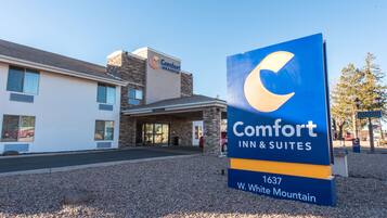 A Comfort Inn & Suites sign with the address 1637 W. White Mountain.