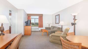 Deluxe-sviitti, 1 makuuhuone, tupakointi kielletty (1 King Bed) | Tallelokero huoneessa, työpöytä, pimennysverhot, silitysrauta/-lauta