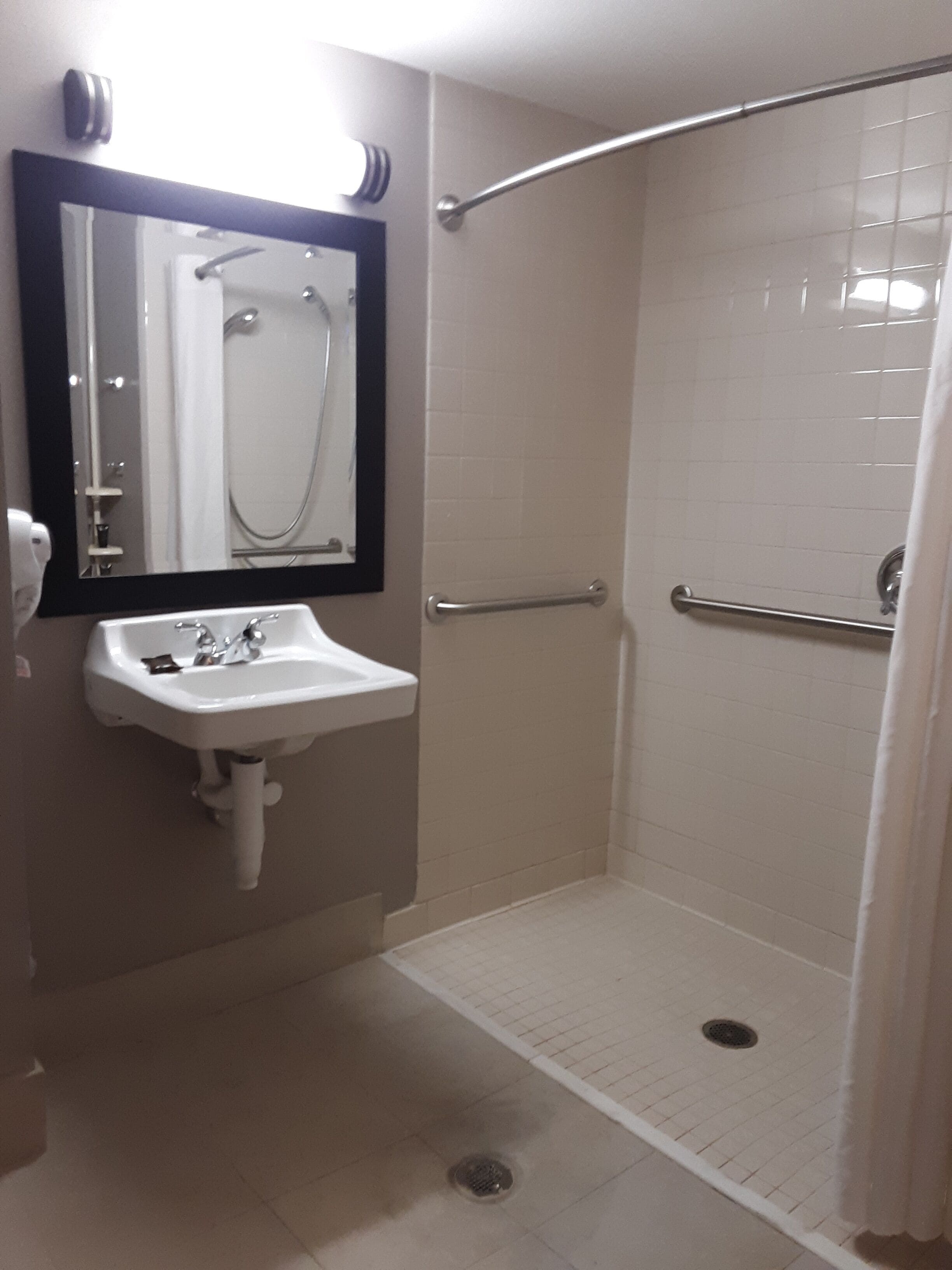 combined shower/bathtub, hair dryer, towels