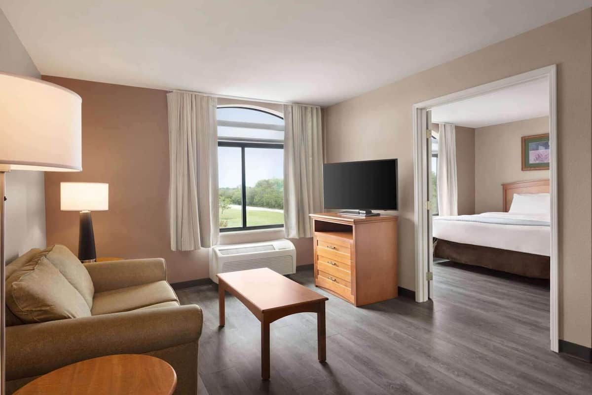 Tallelokero huoneessa, työpöytä, pimennysverhot, silitysrauta/-lauta