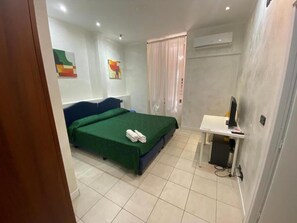 Desk, blackout drapes, soundproofing, cribs/infant beds - Pollon Inn Sanremo (Sanremo)