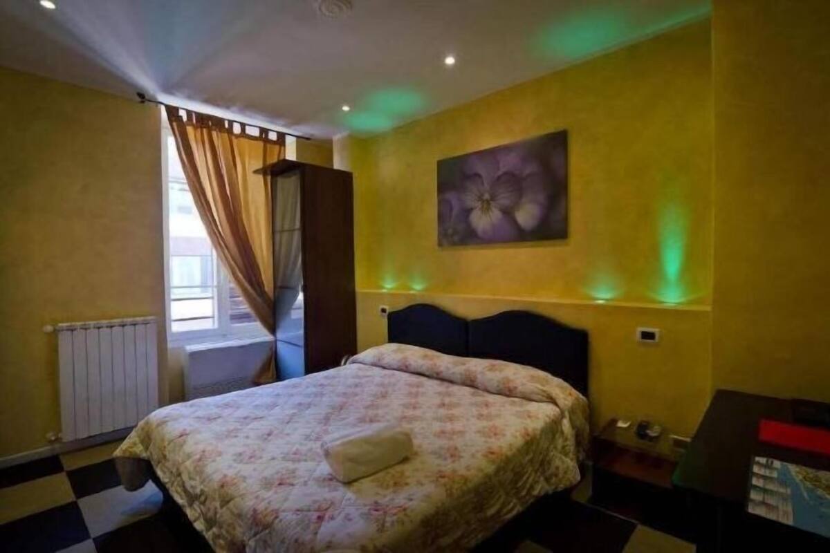 Escrivaninha, cortinas blackout, quartos à prova de som