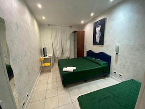 Bàn, màn/rèm cản sáng, phòng cách âm