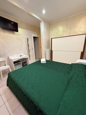 Escritorio, cortinas blackout, sistema de insonorización y cunas 