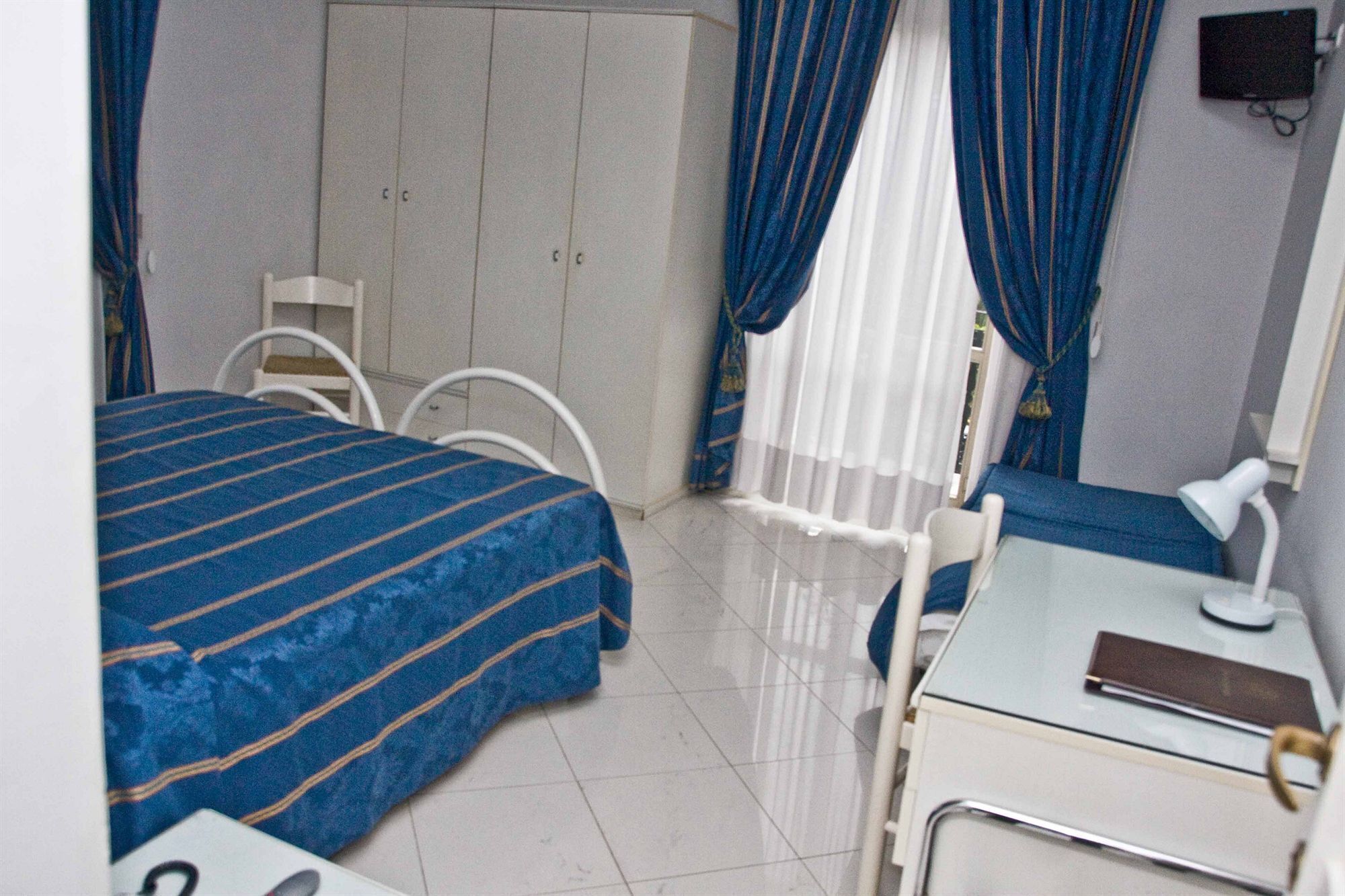 Daunenbettdecken, Minibar, Zimmersafe, Verdunkelungsvorhänge