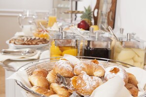 بوفيه فطور مجانًا يوميًا