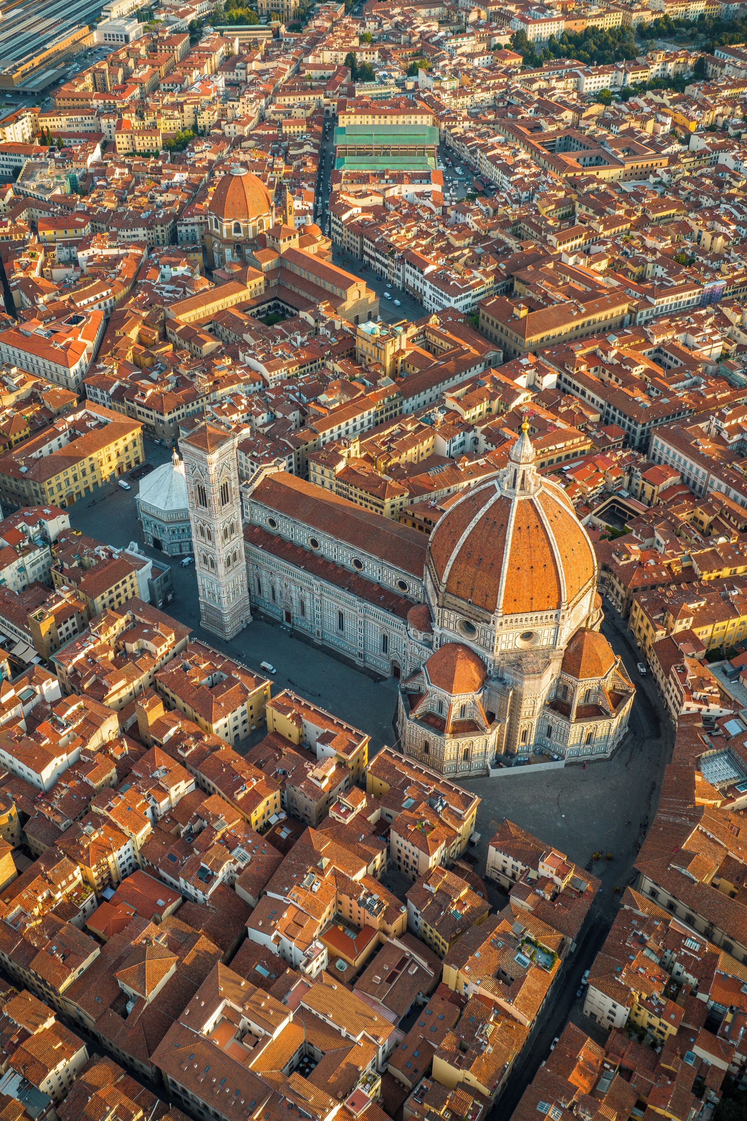 Vista aérea de una zona urbana densamente poblada con arquitectura histórica, incluyendo una catedral destacada con una cúpula grande y un campanario.