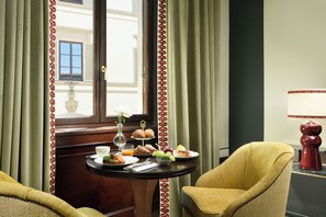 Superior Double Room, City View | Living area | 50-inch TV with satellite channels, Netflix, first-run films - Palazzo Ruspoli (Florence)