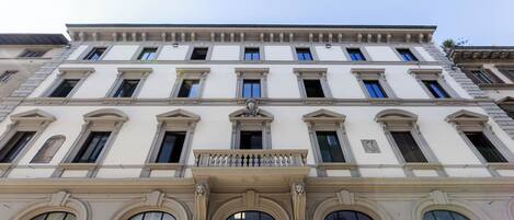 Vista frontal de la propiedad