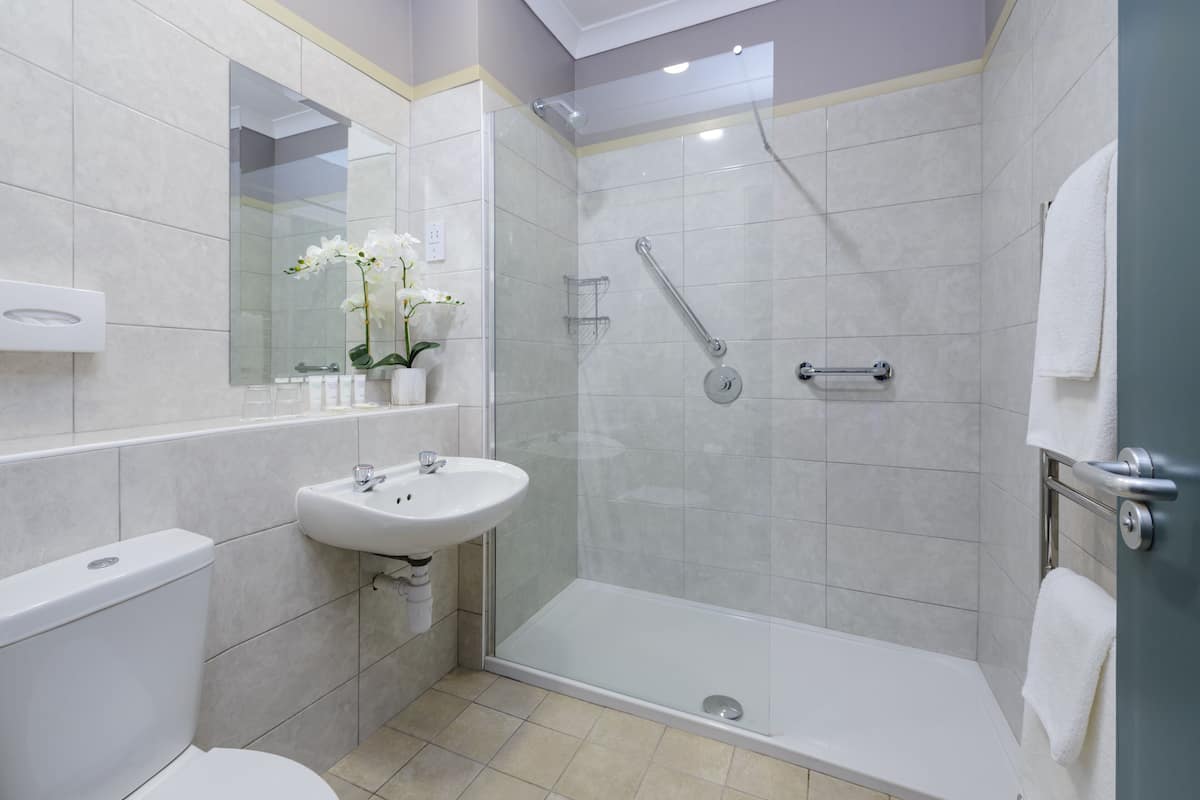 double room | bathroom | free toiletries, hair dryer, towels