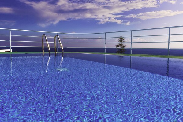 야외 수영장, 09:30 ~ 19:30 오픈, 일광욕 의자