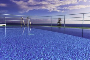 Udendørs pool, åben fra kl. 09.30 til kl. 19.30, liggestole