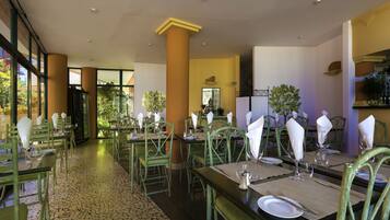 Breakfast, lunch, dinner served; Regional cuisine