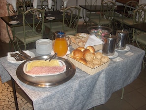 Een ontbijtbuffet met diverse gerechten en een koffiehoek.