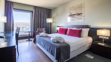 Chambre Premium (Ria Views) | Minibar, coffres-forts dans les chambres, bureau, rideaux occultants