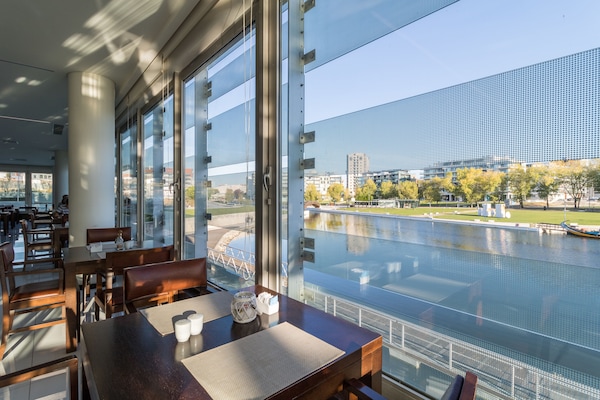 Se ofrece un desayuno bufé todos los días (15.00 EUR por persona)