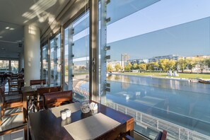 Desayuno buffet diario (EUR 15.00 por persona)