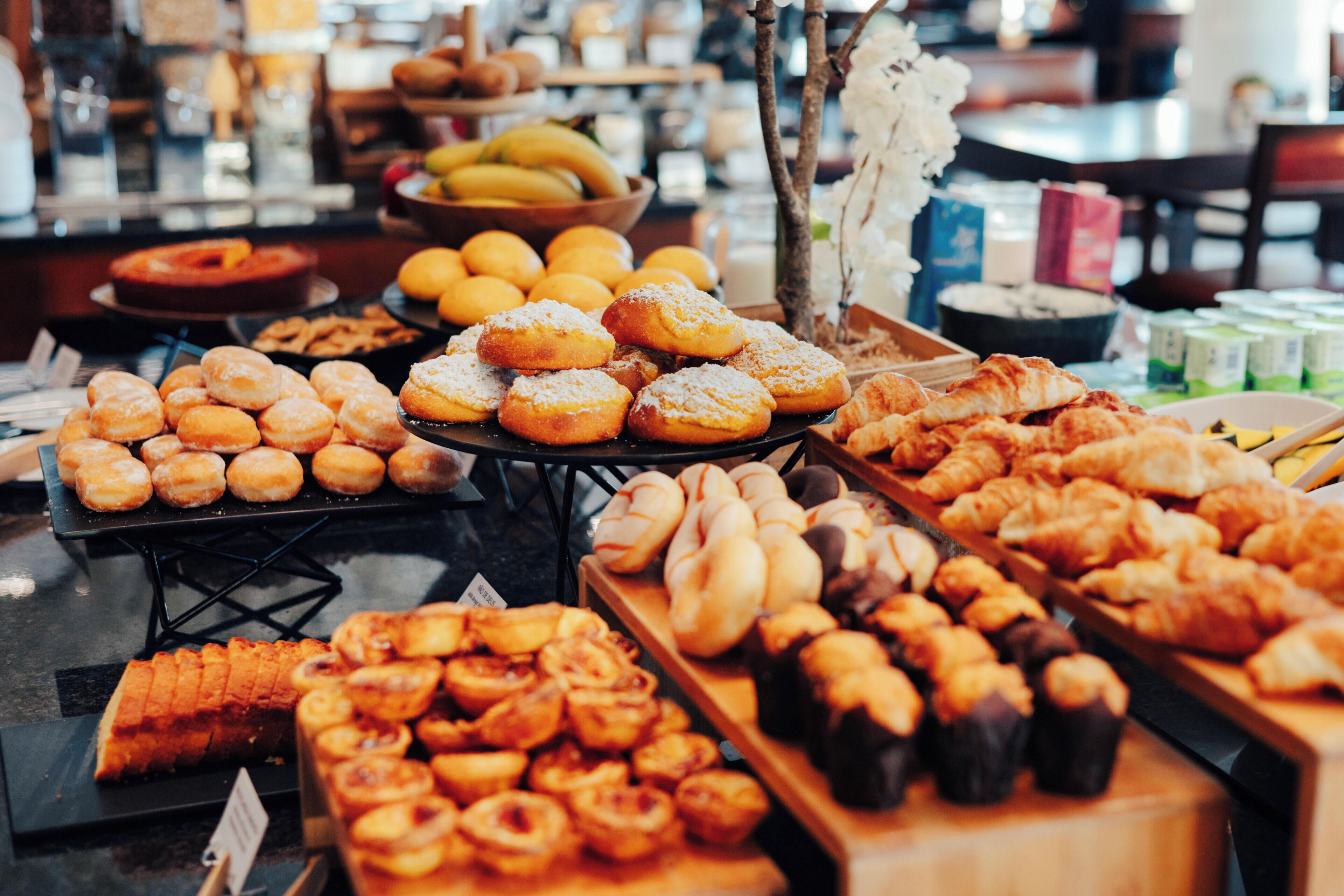Variedad de productos horneados, como donas, pasteles y pan.