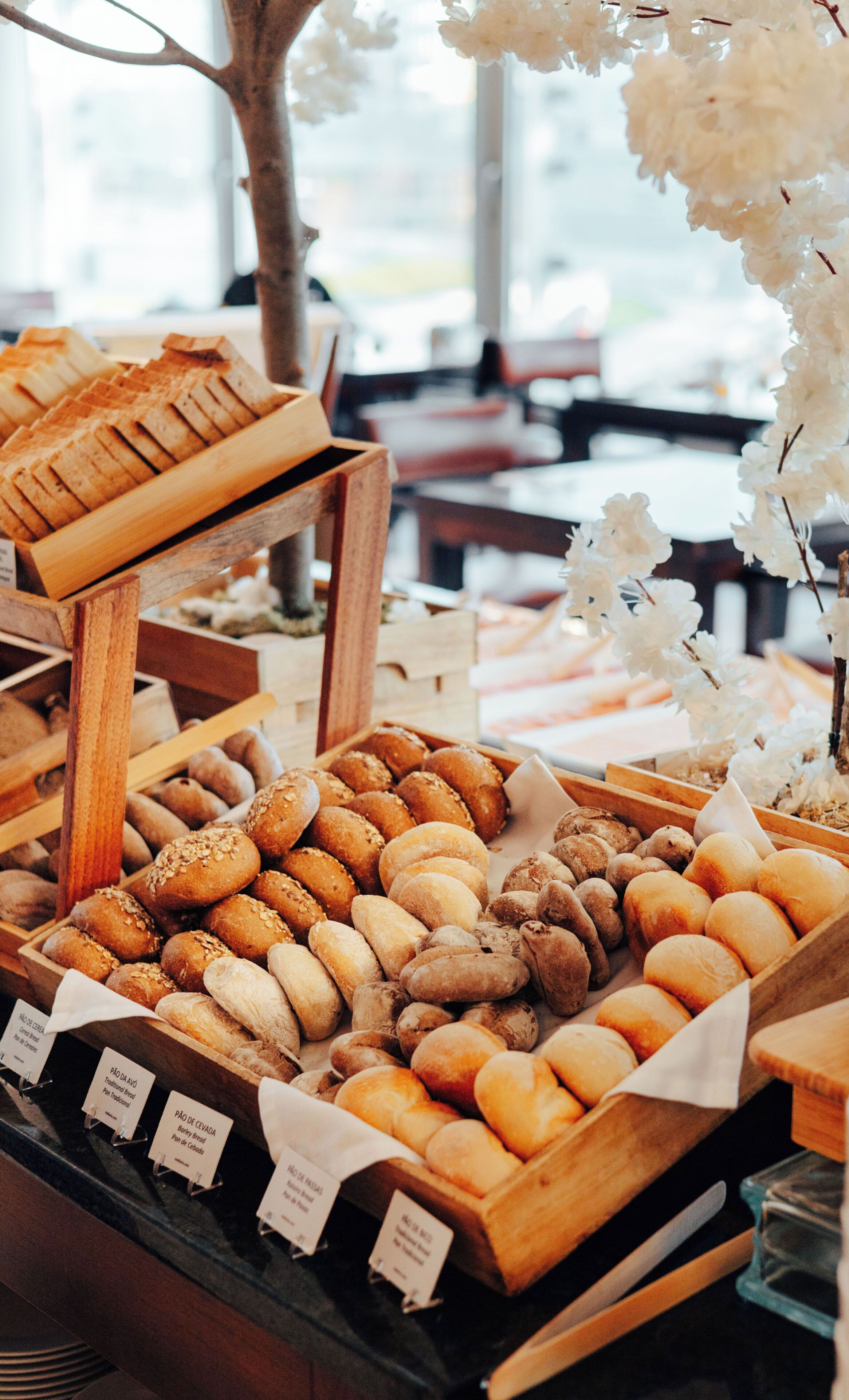 Une vitrine de boulangerie présentant une variété de pains et de pâtisseries.