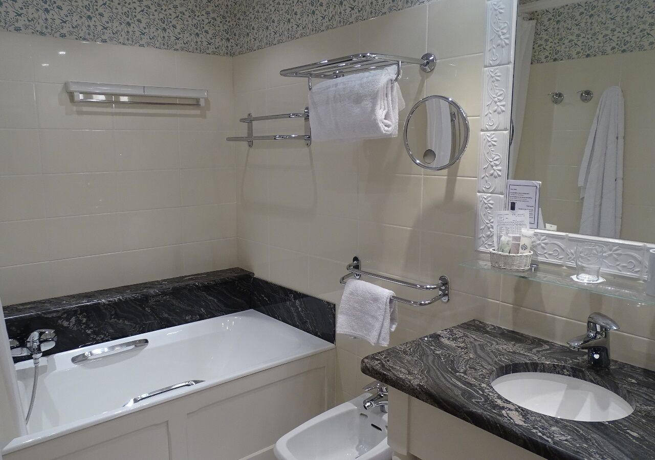 Une salle de bain moderne avec une baignoire, un lavabo et un meuble-lavabo.