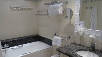 Une salle de bain moderne avec une baignoire, un lavabo et un meuble-lavabo.