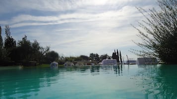 Piscina stagionale all'aperto, ombrelloni da piscina, lettini