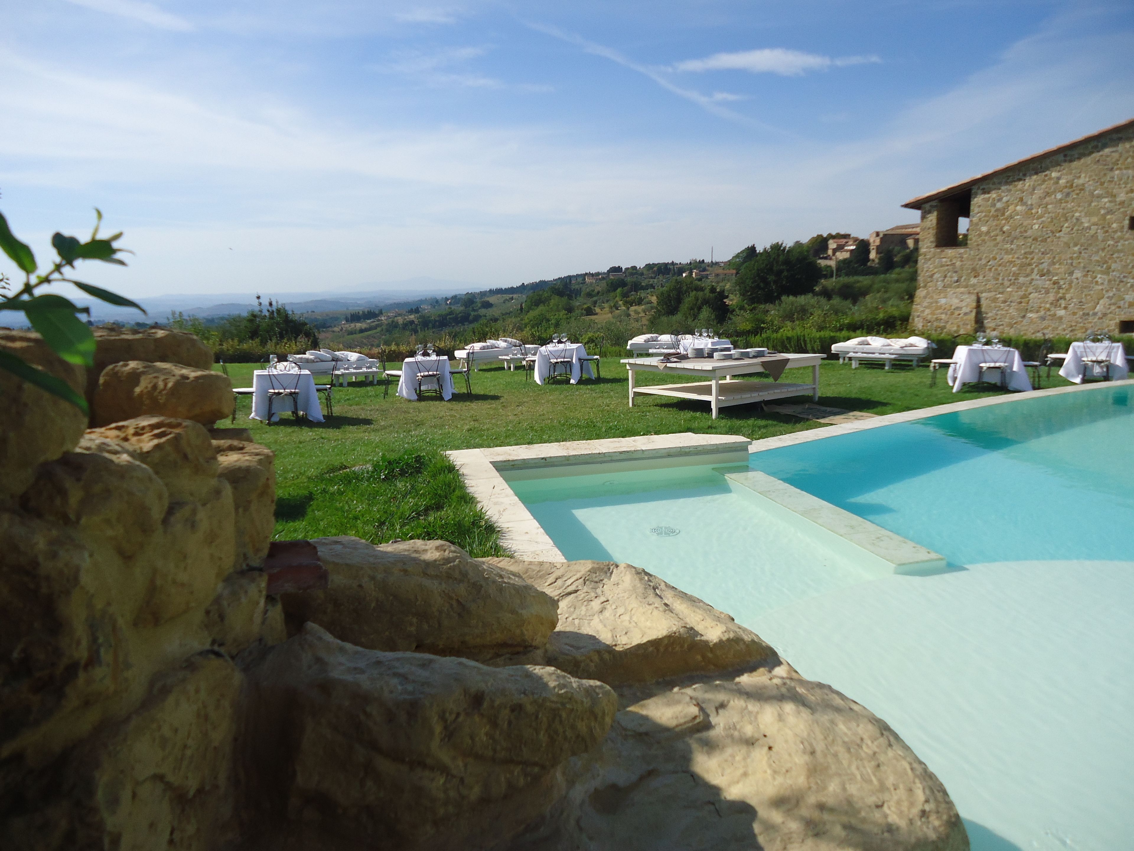 สระว่ายน้ำกลางแจ้งเปิดตามฤดูกาล, ร่มริมสระว่ายน้ำ, เก้าอี้อาบแดดริมสระ