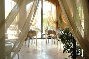 Ofereix vistes al jardí i s'hi serveixen esmorzars, dinars i sopars