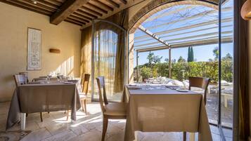 Frühstück, Mittagessen, Abendessen, lokale Küche, Blick auf den Garten