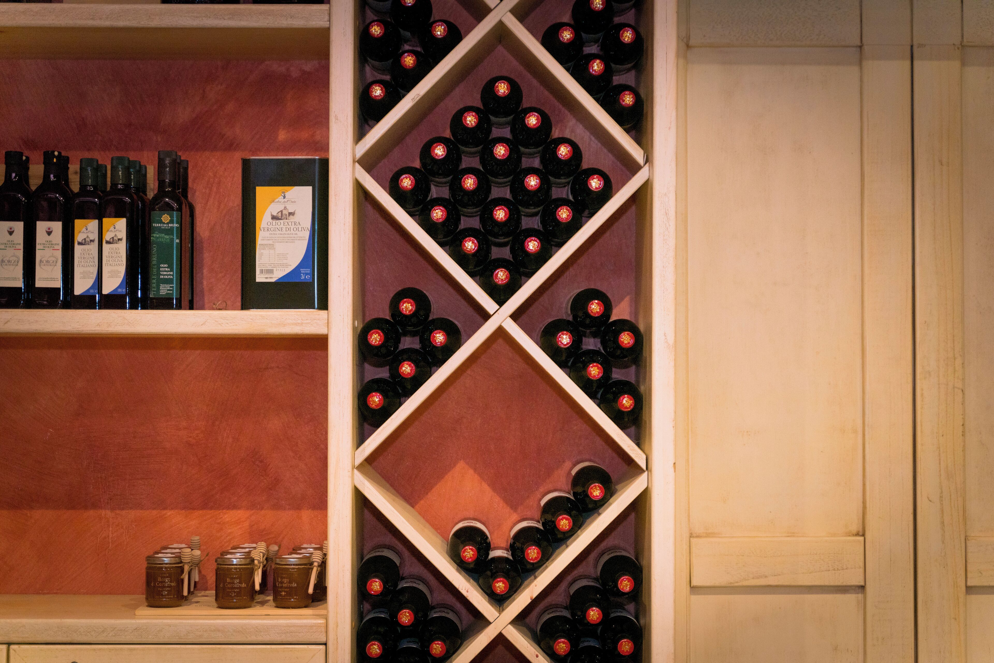 Ein Weinschlauch mit in Rautenform angeordneten Flaschen.