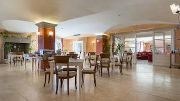 TĂ€gliches inbegriffenes FrĂŒhstĂŒcksbuffet