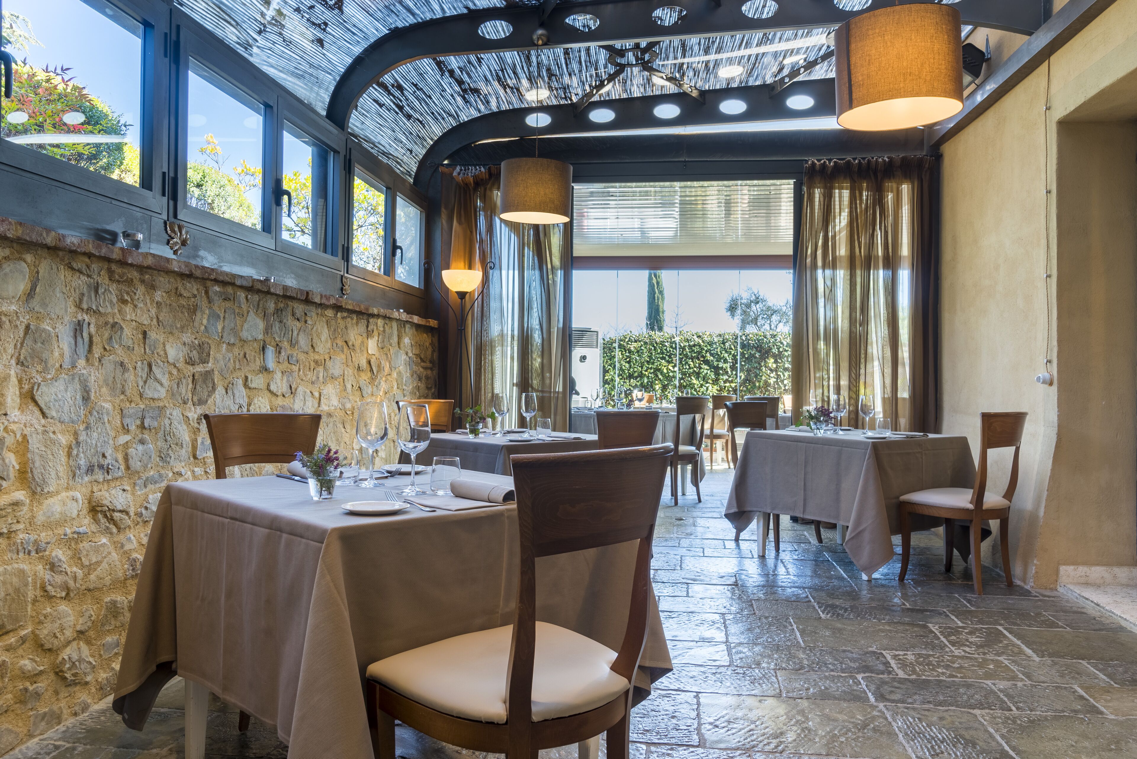 Se sirven desayunos y almuerzos; cocina local; con vista al jardín