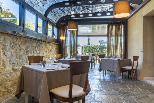 Se sirven desayunos, comidas, cenas y cocina local con vista al jardín