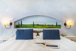 Minibar, in-room safe, desk, iron/ironing board - Hotel Borgo di Cortefreda Relais (Barberino Tavarnelle)