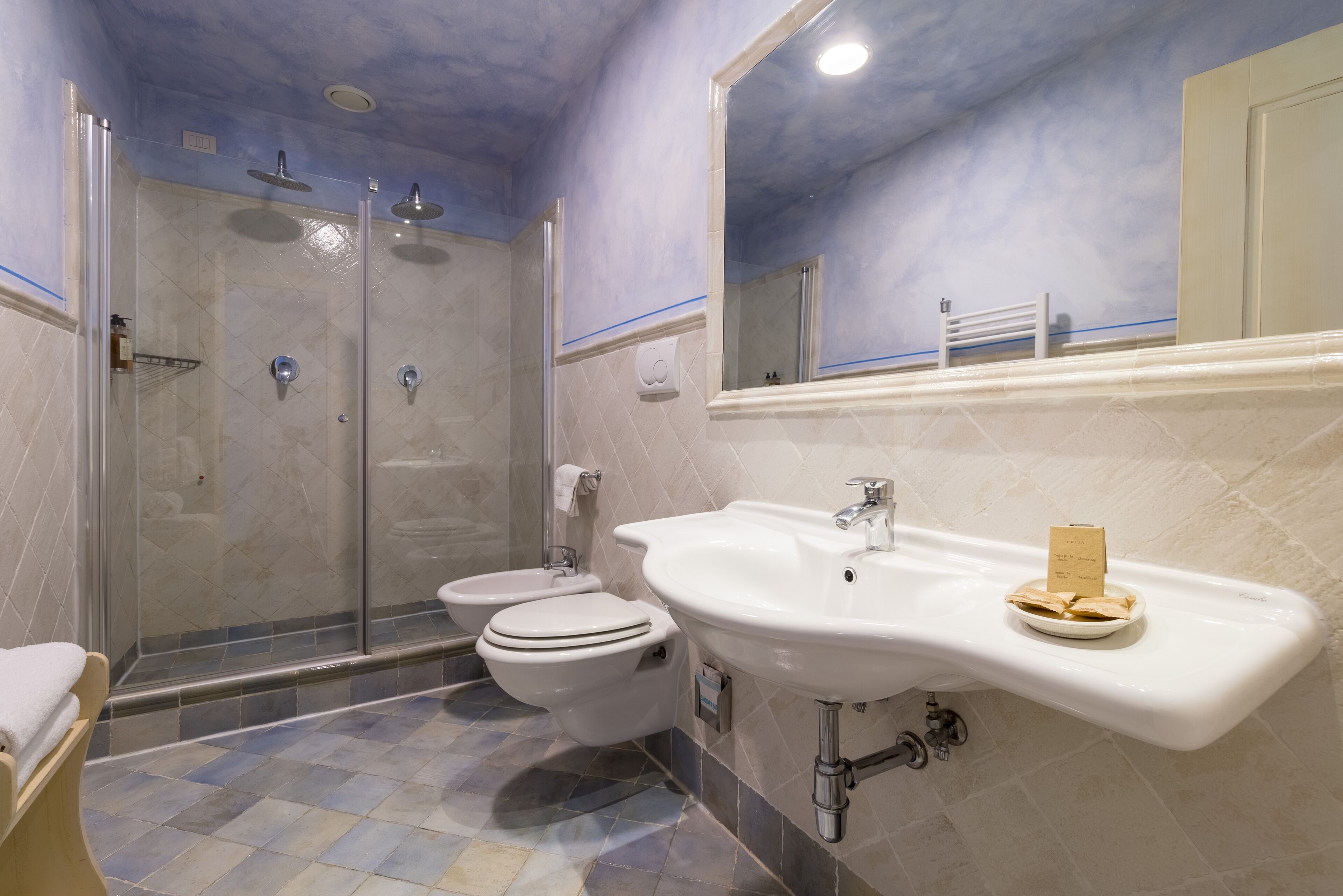 Un baño con ducha, inodoro y lavabo.