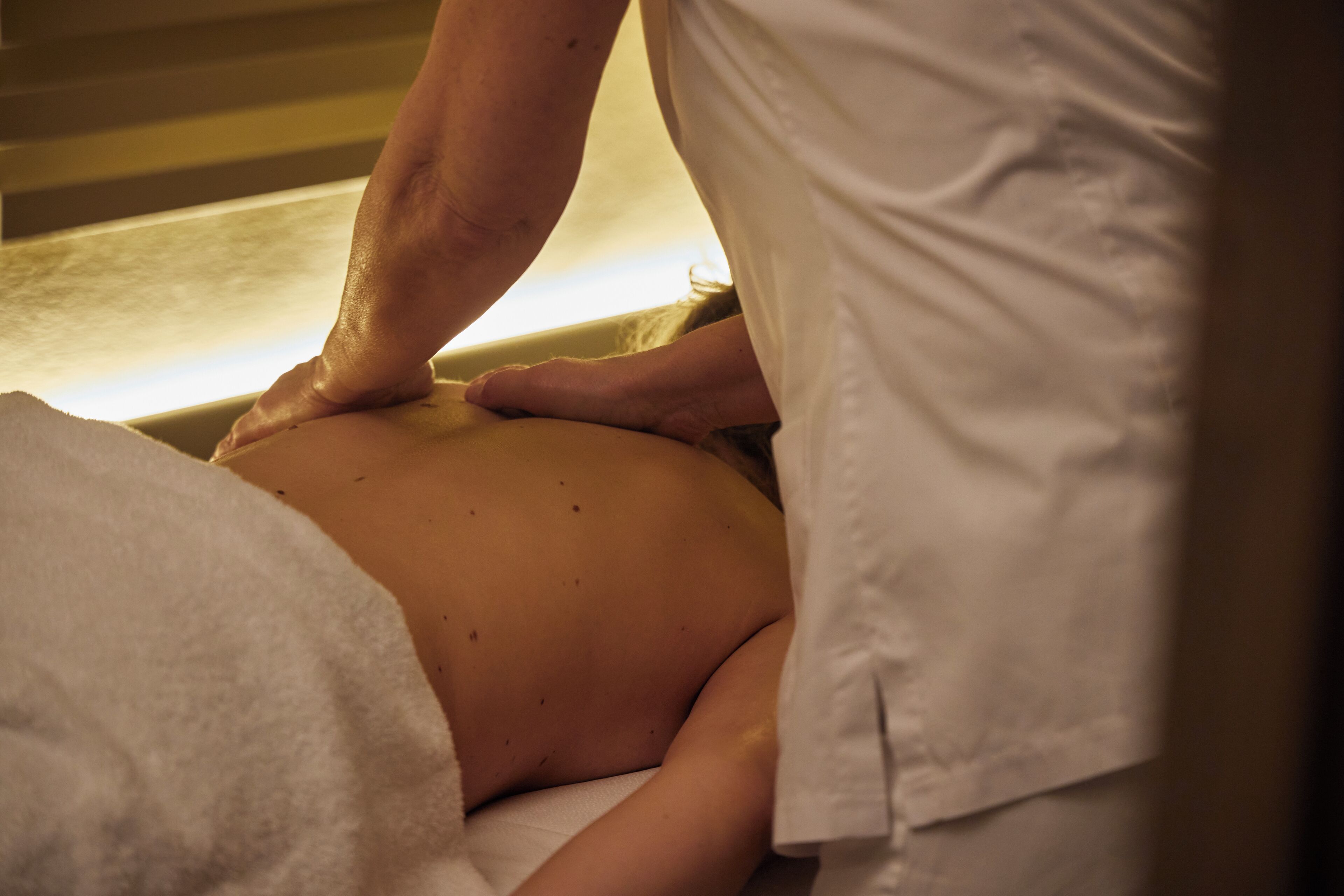 Una sesión de masoterapia en curso.