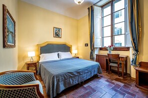 Doppelzimmer | Zimmersafe, Schreibtisch, kostenloses WLAN, Bettwäsche
