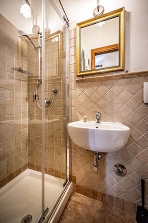 Dusche, kostenlose Toilettenartikel, Haartrockner, Handtücher