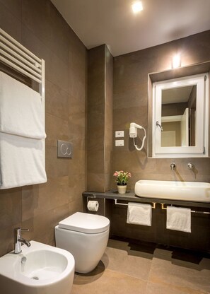 Deluxe Double Room, Garden View | Bathroom | Shower, free toiletries, hair dryer, towels - Tourist House Liberty (Florence)