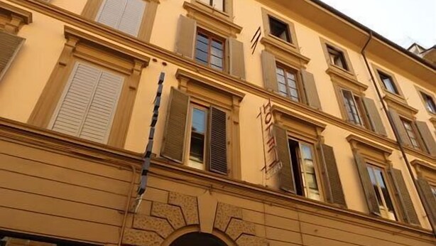 A building with a sign for 'LAKMALI GROCERY' and 'FLUENTROPO'. - Tourist House Liberty (Florence)