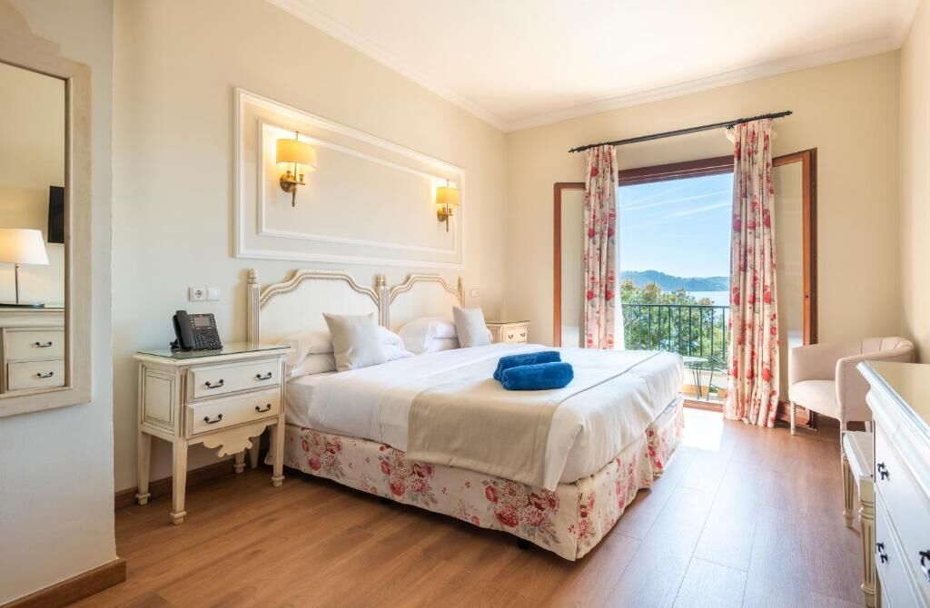 Deluxe Double Room, Balcony, Sea View | Minibar, in-room safe, desk, free WiFi