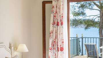 Tweepersoonskamer, balkon, uitzicht op zee | Een minibar, een kluis op de kamer, een bureau, gratis wifi