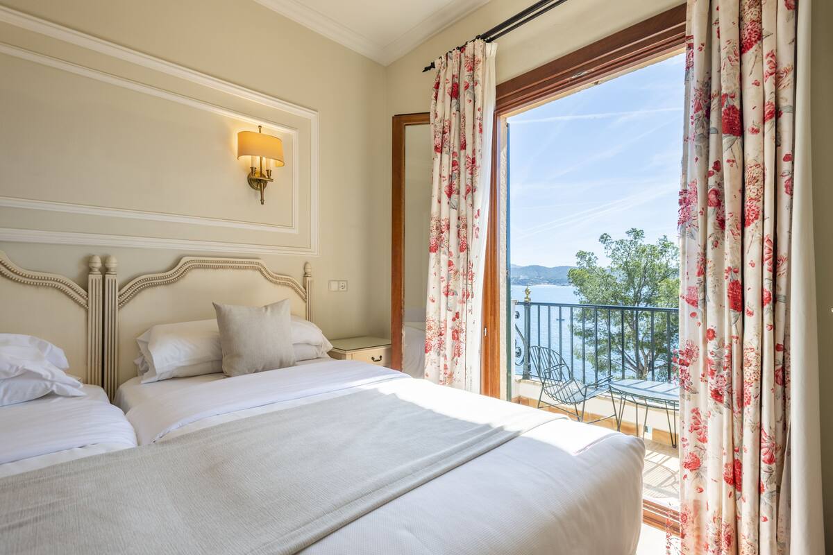 superior double room, balcony, sea view | minibar, in-room safe, desk, free wifi