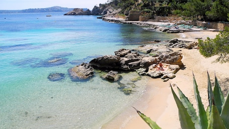 Am Strand. Hotel Cala Fornells